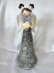 Anděl ve stříbrných šatech se srdcem a péřovou šálou 23cm