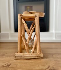 Svícen ze dřeva 28cm s popruhem z kůže