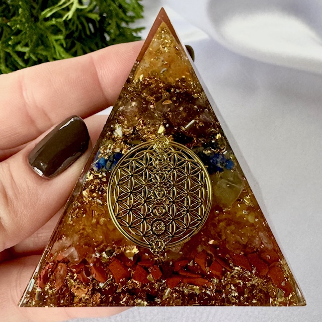 Orgonitová pyramida BOŽSTVÍ s čakrovým systémem