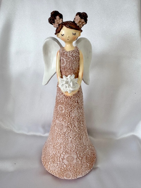 Anděl v růžových šatech s květinou 23cm