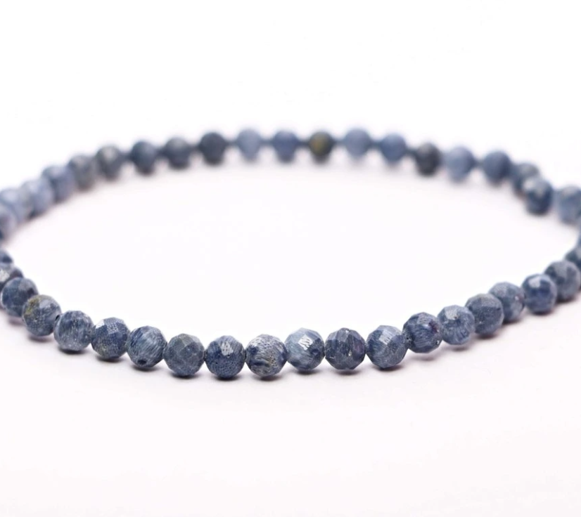Náramek z modrého korálu 4mm fazetový