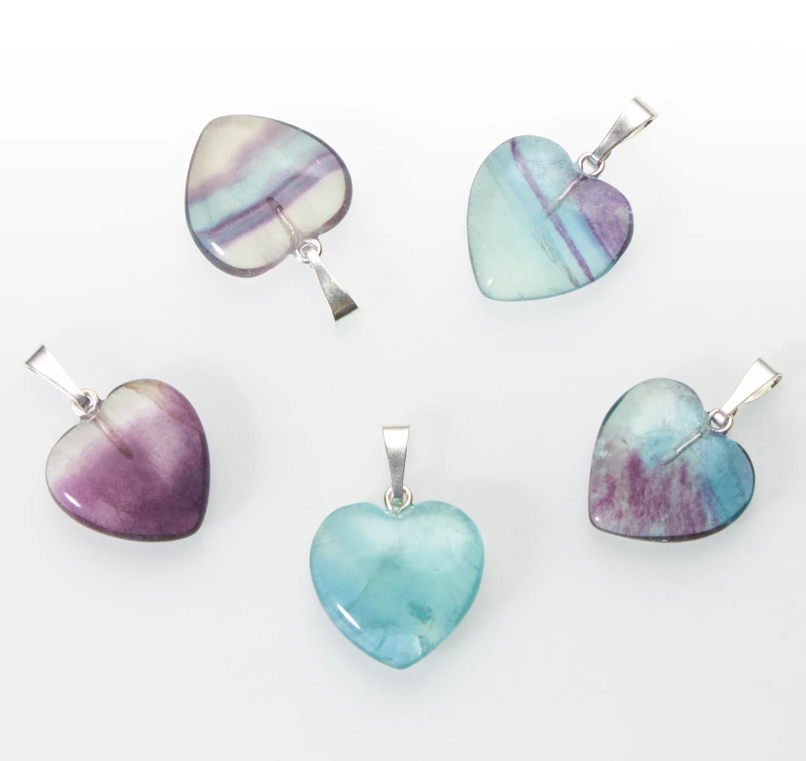 Přívěsek srdíčko z duhového fluoritu 2 cm - UČENÍ