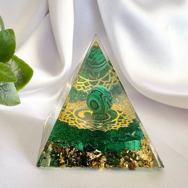 Orgonitová pyramida VESMÍR s malachitem a symbolem ÓM
