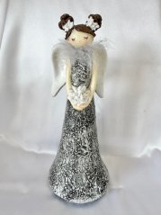 Anděl ve stříbrných šatech s květinou a péřovou šálou 23cm