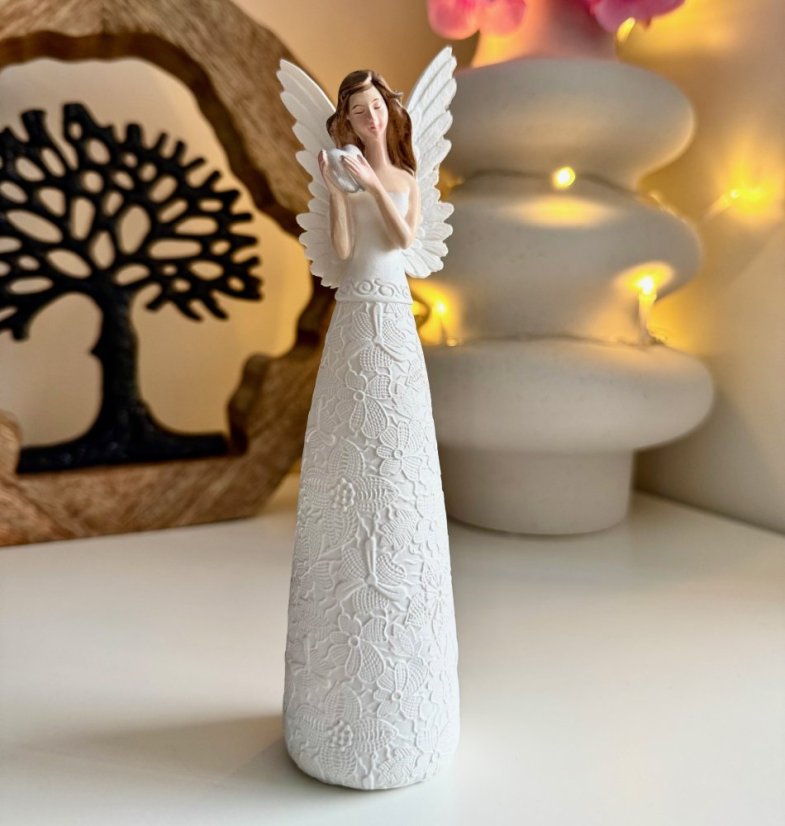 Anděl se stříbrným srdcem 19cm