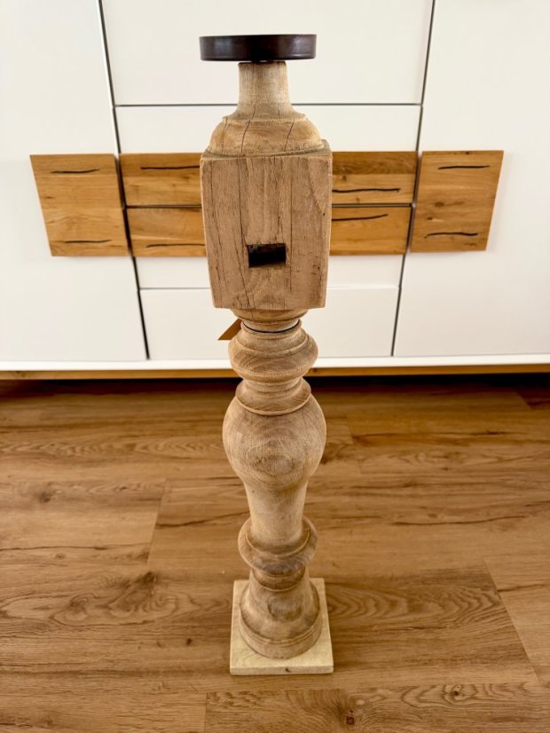 Svícen z teakového dřeva 75cm s černým vintage kovem