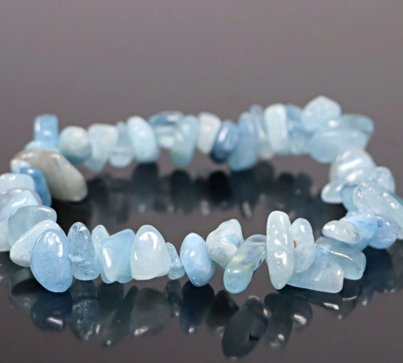 Dětský náramek z akvamarínu sekaný