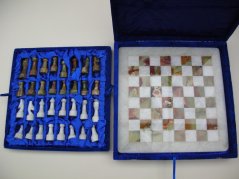 ŠACHY z onyxu 30x30cm v dárkové kazetě