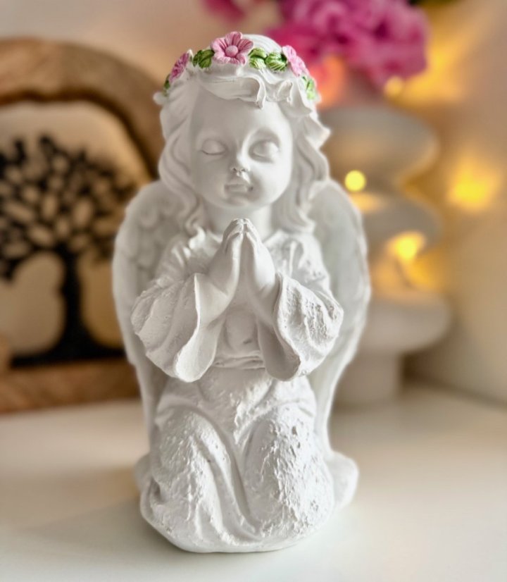 Klečící anděl s růžovou čelenkou 22cm