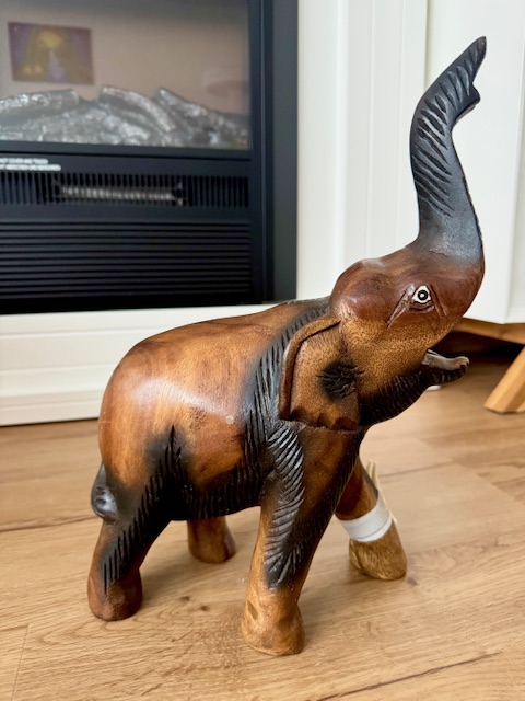 Slon ze dřeva z thajských pralesů 34cm