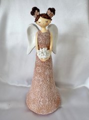 Anděl v růžových šatech s květinou 23cm